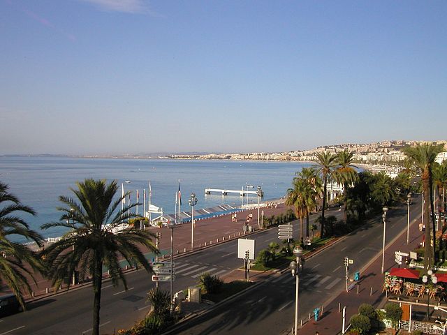 Copyright https://fr.wikipedia.org/wiki/Nice#/media/File:Promenade_des_Anglais.jpg | Timo Newton-Syms | CC: by-sa - Namensnennung, Weitergabe unter gleichen Bedingungen